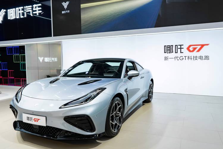 重庆302哪吒汽车在智能汽车领域的表现，领途汽车在新能源汽车市场中的影响力